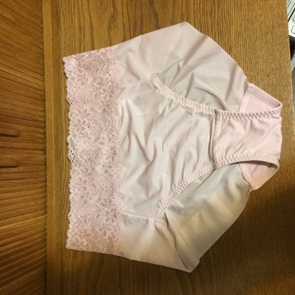 FREE 🎁 Uniqlo shaping panty with any purchase - Picture 2 of 4